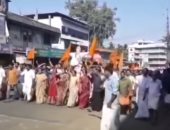 شاهد..الهندوس يتظاهرون بسبب دخول النساء لمعابدهم