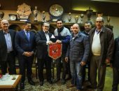 صور.. الأهلى يهدى السفيرين المصرى والصربى درع وعلم النادى
