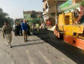 صور.. رئيس مدينة الطود يتابع رفع المخلفات والأتربة المتراكمة ورصف الطرق