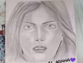 قارئة تشارك بموهبتها فى الرسم باستخدام الفحم والقلم الرصاص