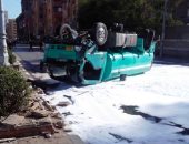 صور.. عودة حركة المرور بسوهاج بعد رفع أثار انقلاب سيارة محملة بــ7 أطنان بنزين