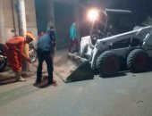 صور.. محافظ سوهاج: حملة نظافة "الشارع جزء من بيتك" لرفع آثار حادث انقلاب سيارة