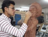 صور.. شاب من الغربية يبدع فى أعمال النحت