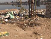 شكوى من تراكم القمامة على جانبى ترعة قرية السمطا بمحافظة سوهاج
