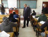 رئيس جامعة المنيا يتفقد لجان الامتحانات بكليات "النوعية" و "الفنية" و"الطفولة"