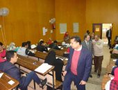 نائب رئيس جامعة جنوب الوادى يتفقد امتحانات الفصل الدراسى الأول.. صور