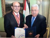 الرئيس الفلسطينى يمنح النجم محمد صبحى وسام الثقافة والفنون