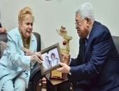 "كل يوم" يعرض صور تكريم الرئيس الفلسطينى للفنانة نادية لطفى