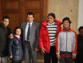 أشرف صبحى يلتقى مجموعة من الأبطال ذوى القدرات الخاصة