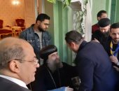 فيديو.. مسلمون ومسيحيون يقدمون التهانى لأسقف أسيوط بعد تماثله للشفاء