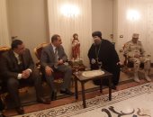 صور.. محافظ أسيوط يقدم تهاني عيد الميلاد للأقباط داخل الكنائس 