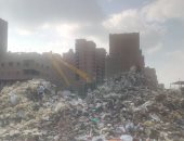 مسئولى النظافة بالمرج يفرشون القمامة بالأرض أمام مدرسة الأورمان بدلا من نقلها