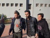 حسين الشحات يصافح لاعبى الأهلى قبل المشاركة فى المران