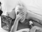 ليدي جاجا قررت استكمال إثارة الجدل..تظهر عارية وتحتضن جائزة الـGolden Globes  