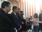 صور.. محافظ سوهاج ومدير الأمن يوزعان الهدايا على الأيتام احتفالا بعيد الميلاد