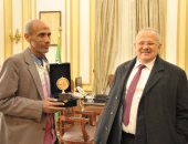 الخشت يصرف 5 آلاف جنيه مكافأة لموظف رفض تلقى رشوة مالية بـ قصر العينى