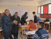 محافظ الوادى الجديد يتفقد لجان امتحانات منتصف العام الدراسى بالخارجة (صور)