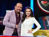 صور وفيديو.. كارمن سليمان تفاجئ هشام عباس بالغناء بالهندية فى "شريط كوكتيل"