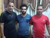 "التواضع سمة ملك أفريقيا".. محمد صلاح مع أهل قريته الذين شاركوه البدايات