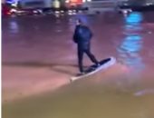 شاهد.. رياضى يستغل مياه الأمطار لممارسة التزلج فى لبنان