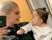 الفاضى يعمل اكتر من كدة.. كايلى جينر تحتفل بعيد ميلاد ابنتها قبلها بشهر
