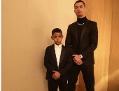 من شابه أباه فما ظلم.. شاهد نجل كريستيانو رونالدو يقلد وقفة والده