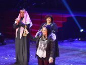 صور.. شهيرة تتسلم تكريم النجم الكبير محمود ياسين بمهرجان المسرح العربي 