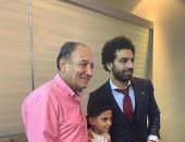 بعد بكائه.. محمد صلاح يحقق أمنية طفل وينتظره فى مطار دبى لمقابلته