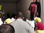 صور.. قافلة غذائية مجانية لأهالى وسط الاسكندرية 