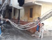 صور.. أهالى قرية أبيس بالإسكندرية يستغيثون من كابلات الكهرباء بالشوارع