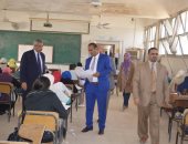 رئيس جامعة أسوان يتفقد سير الامتحانات فى كلية التربية