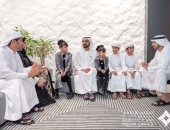 حاكم دبى يلتقى أسرة اختارت لأولادها التعليم عن بعد لأول مرة بالدولة.. صور