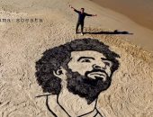 قارئ فلسطينى يشارك بصورة محمد صلاح على رمال شاطئ غزة