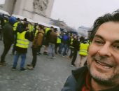 راغب علامة يشارك متظاهرى السترات الصفراء احتجاجاتهم فى باريس.. فيديو