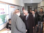رئيس جامعة جنوب الوادى يتفقد الامتحانات الإلكترونية بكلية الطب