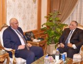 رئيس الرقابة الإدارية يبحث مع محافظ الوادى الجديد آليات تنفيذ توجيهات الرئيس