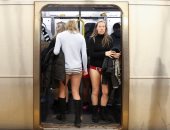 ركاب مترو نيويورك يحتفلون باليوم العالمى لخلع السروال رغم البرد