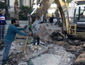 صور.. إصلاح كسر فى ماسورة مياه على كورنيش الإسكندرية 