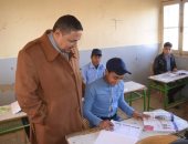 وكيل تعليم الوادى الجديد يتفقد لجان امتحانات الثانوى التجريبى بالخارجة