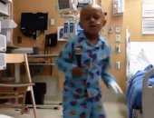 شاهد .. طفل يرقص فرحا فى اليوم الأخير لعلاجه من السرطان