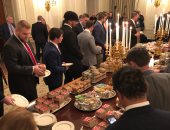 بعد غياب الطباخ..ترامب يقدم وجبات ماكدونالدز لضيوفه فى البيت الأبيض ..صور
