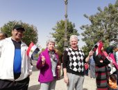 السائحون يحتفلون بعيد أسوان القومى وافتتاح السد العالى بأعلام مصر