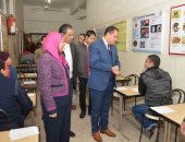 صور.. نائب رئيس جامعة أسيوط يتفقد عمل لجان الامتحانات الإلكترونية بكلية الطب