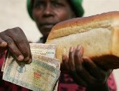 شرطة زيمبابوى تطلق الغاز المسيل للدموع لتفريق طابور على الخبز