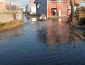 مياه الصرف تغرق منازل عزبة أبو عقادة بكفرالشيخ.. والأهالى يتسغثون بالمسئولين