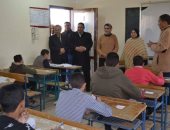 صور.. نائب محافظ الوادى الجديد ومدير التعليم يتابعان امتحان الشهادة الإعدادية