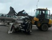 صور.. سقوط لافتة إعلانية و3 خزانات مياه بكورنيش الإسكندرية بسبب شدة الرياح