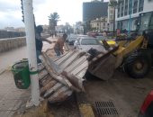 صور.. رفع صاج حديد تسبب فى إتلاف سيارتين بالإسكندرية سقط لسوء الطقس