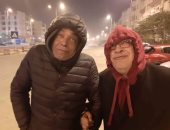 التمساح والضفدع فى انتظار الشمس.. صلاح عبد الله وسليمان عيد بردانين بشوارع القاهرة