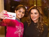 فيديو.. الملكة رانيا تلتقط صورا مع الصغار خلال جولتها بمتحف الأطفال